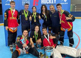 Ana Sierra, Olivia Monjas, Sonia Abón, Iker Carranza, Nico Díez y Pedro Jaime Galván posan con sus medallas.