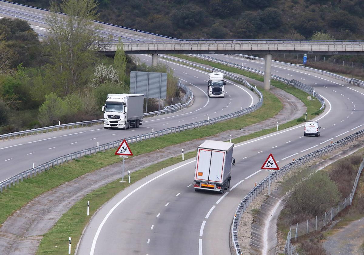 Transportistas en la autovía A-6 a su paso por Ponferrada.