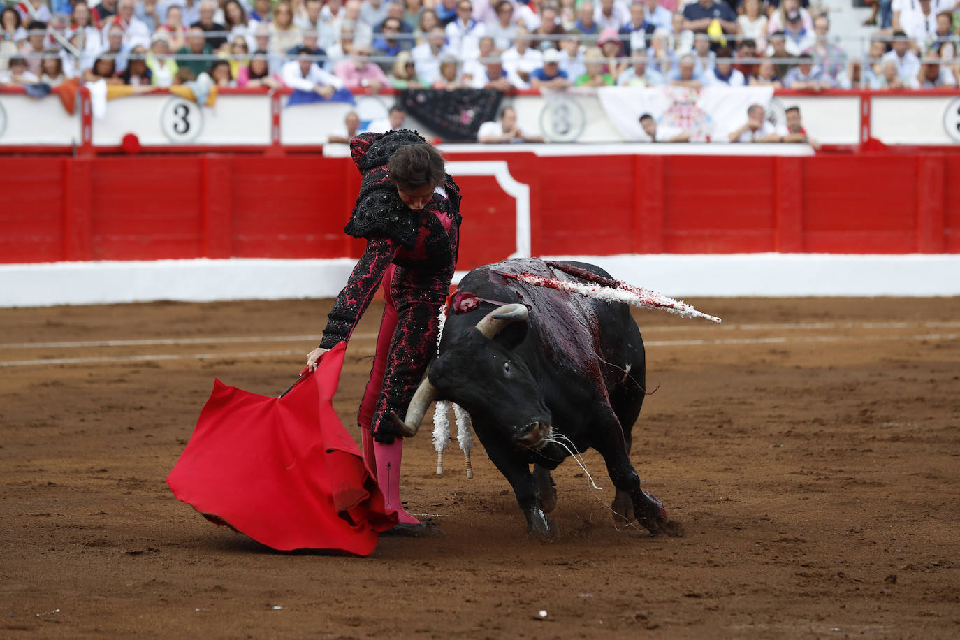 El peruano toma la muleta con la diestra para someter al cuatreño por abajo.