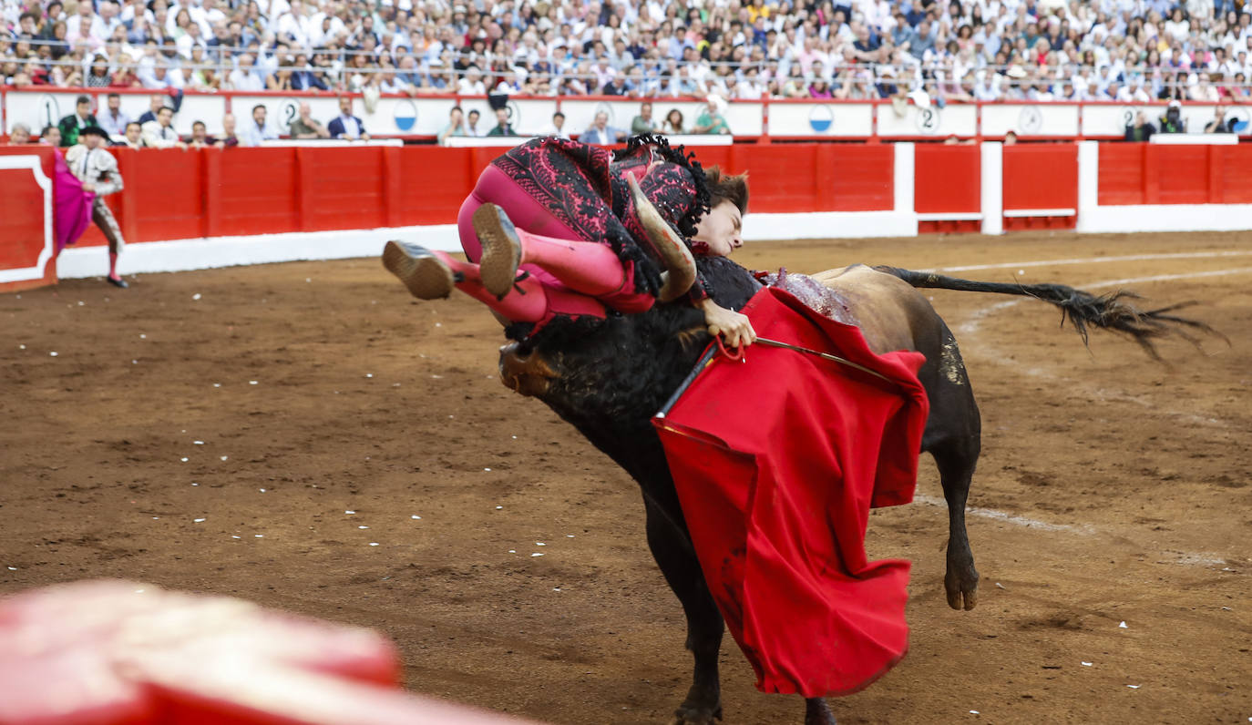 El toro de Bañuelos levantó con fuerza al peruano Roca Rey.