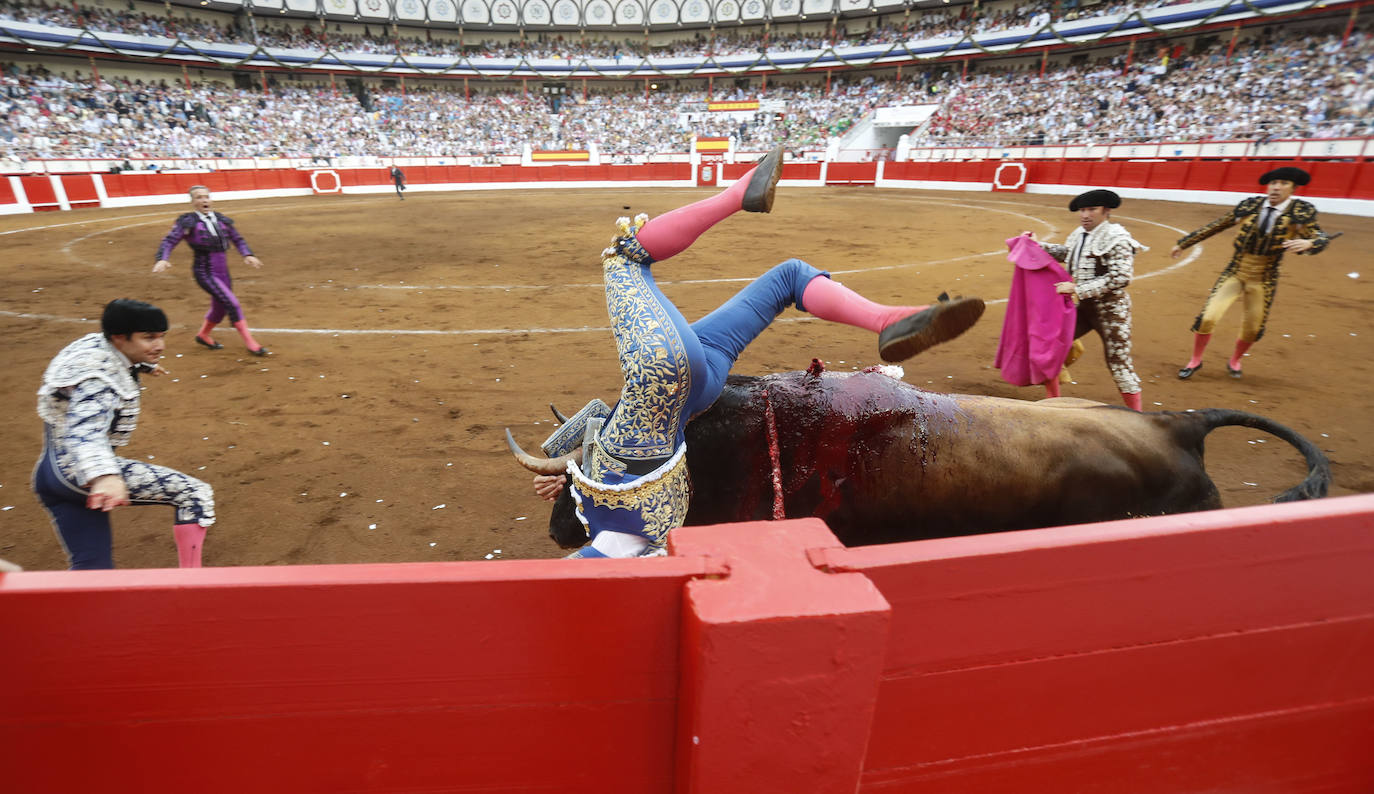 El toro pegó una voltereta a Cayetano cuando fue a auxiliar a su compañero de faena.