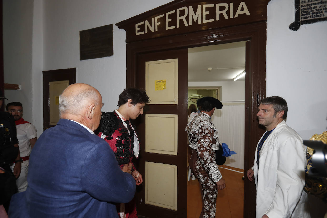 Entrada de Roca Rey a la enfermería de Cuatro Caminos.