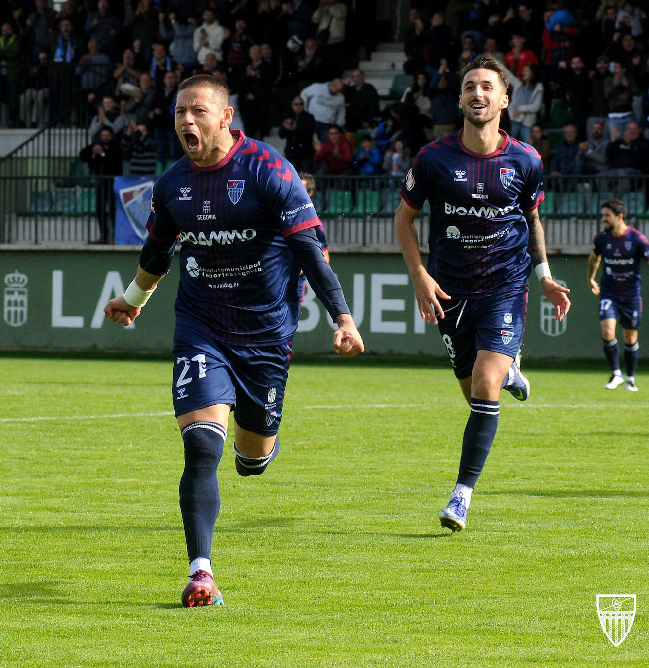 Javier Acuña celebra un gol con la Segoviana.