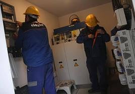Técnicos comprueban una instalación eléctrica.