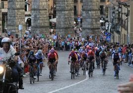 Carrera ciclista junto al Acueducto de Segovia.