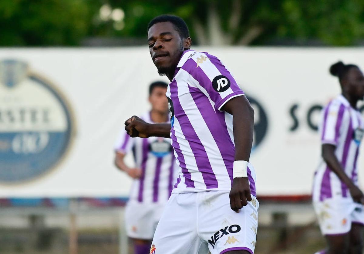 Iván Cédric celebra el tanto que logró de penalti ante el Rayo Majadahonda el pasado miércoles en Laguna de Duero