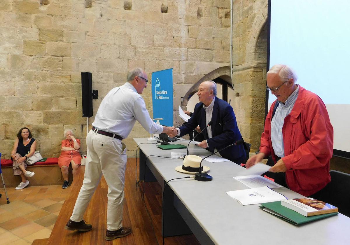 Peridis entrega uno de los diplomas a un participante en el seminario.