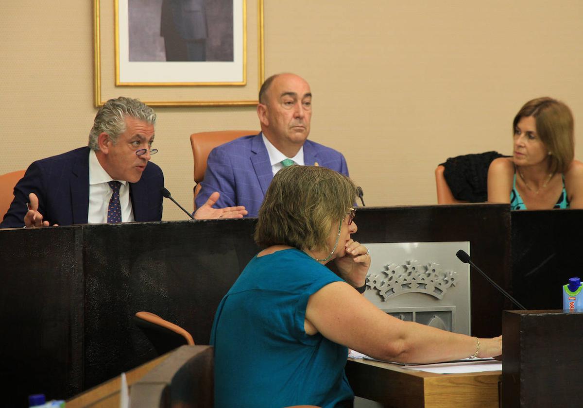 El vicepresidente primero, José María Bravo, se dirige al portavoz socialista.