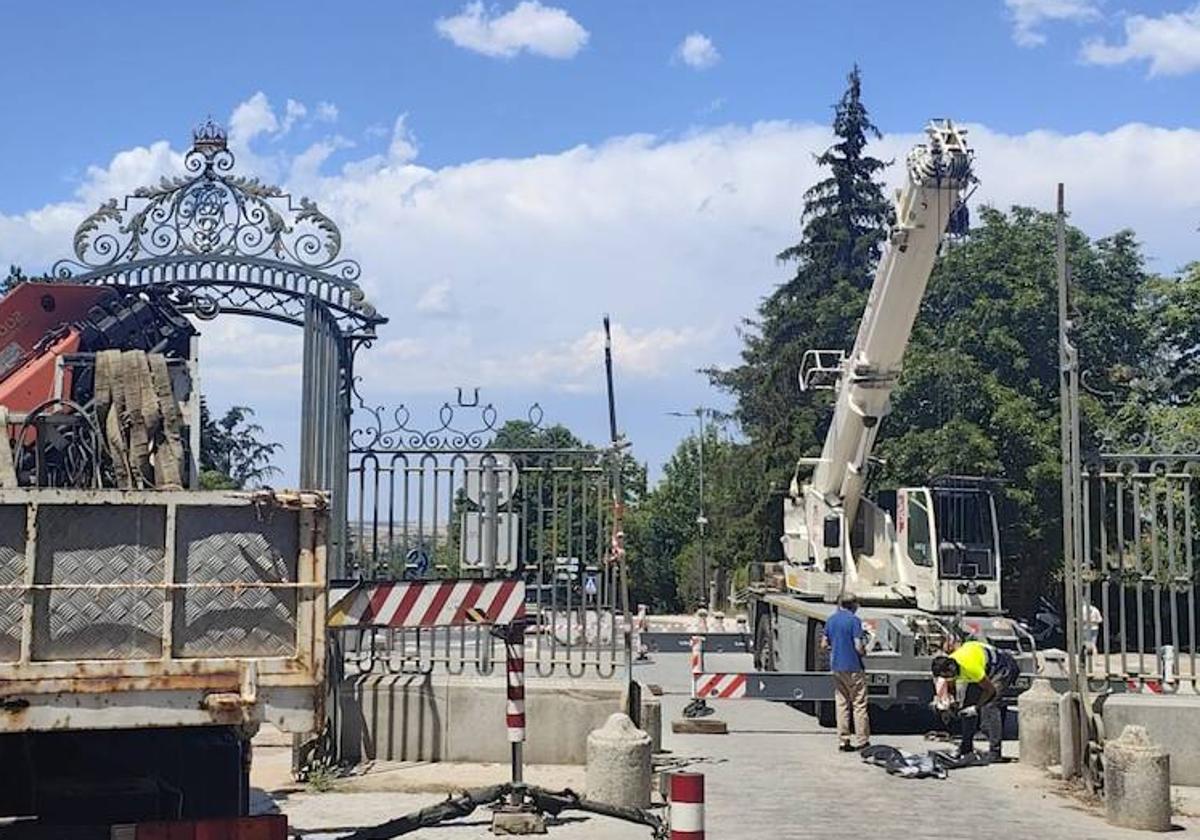 La grúa de un camión derriba la Puerta de Segovia en La Granja de San Ildefonso