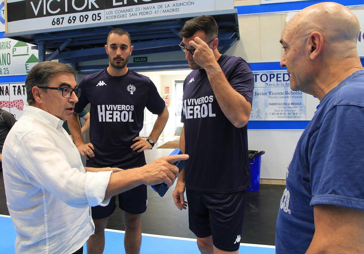 Julián Mateo habla con varios miembros del Nava antes del primer entrenamiento.