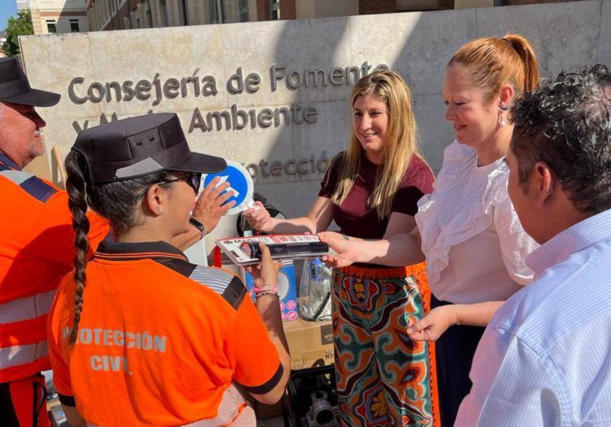 Momento de la entrega de material a Protección Civil de La Cistérniga, este jueves.