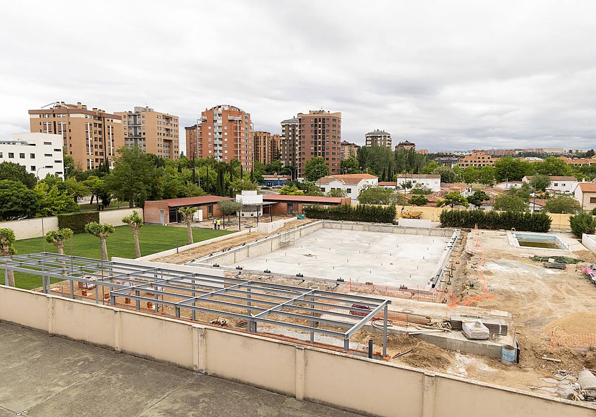 Estado en el que se encontraba la obra cuando se anunció, el 7 de junio, que las piscinas no abrirían en el plazo estipulado.