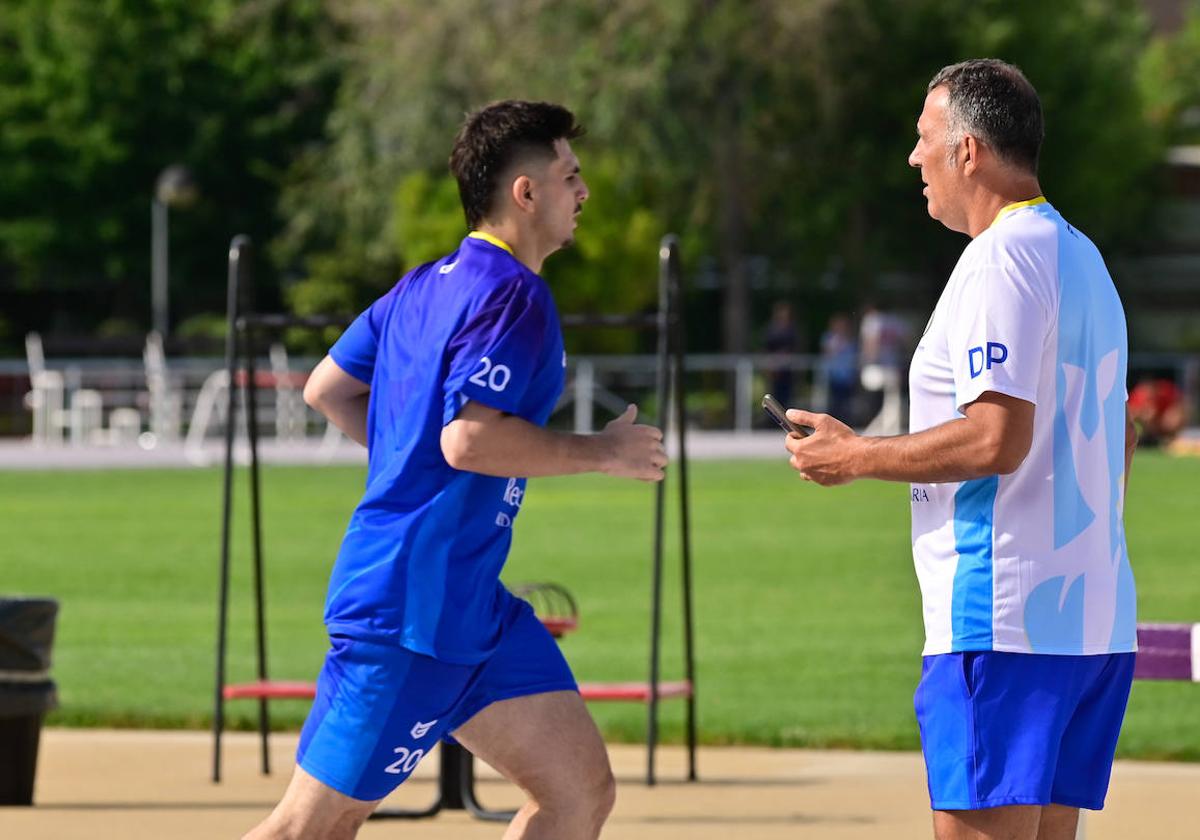 Pedro Martínez pasa corriendo por delante de David Pisonero.