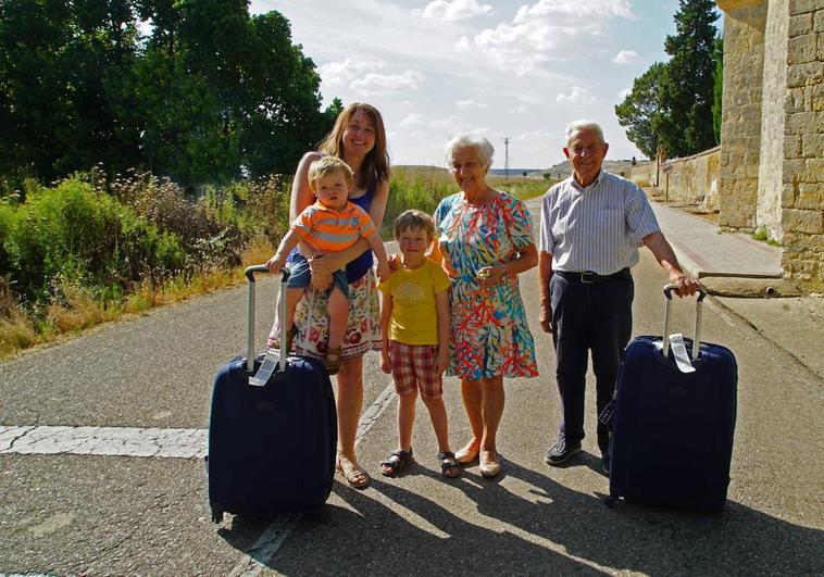 Ana Alonso con sus hijos Mateo (1) y Conor (6) y sus padres Feli y Jesús