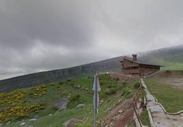 Imagen del antiguo refugio del Golobar, en Brañosera.