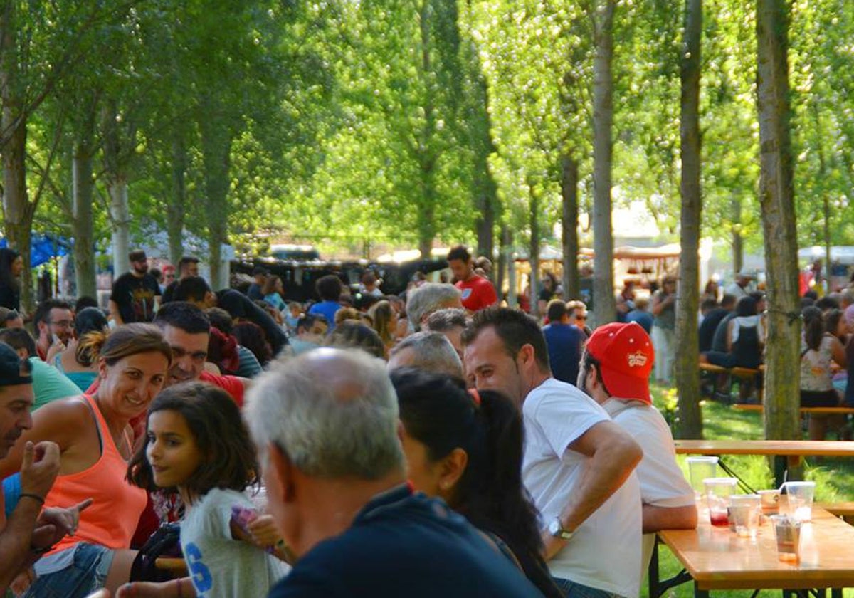 Cientos de personas disfrutan de la jornada en Montemayor de Pililla.