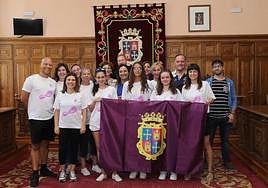 Las bailarinas de la Escuela de Danza Danilo sostienen la bandera palentina.