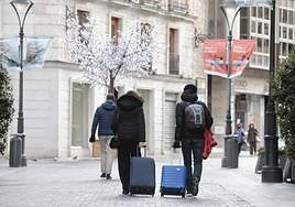 Turistas con maletas en Valladolid durante un puente de la Constitución.