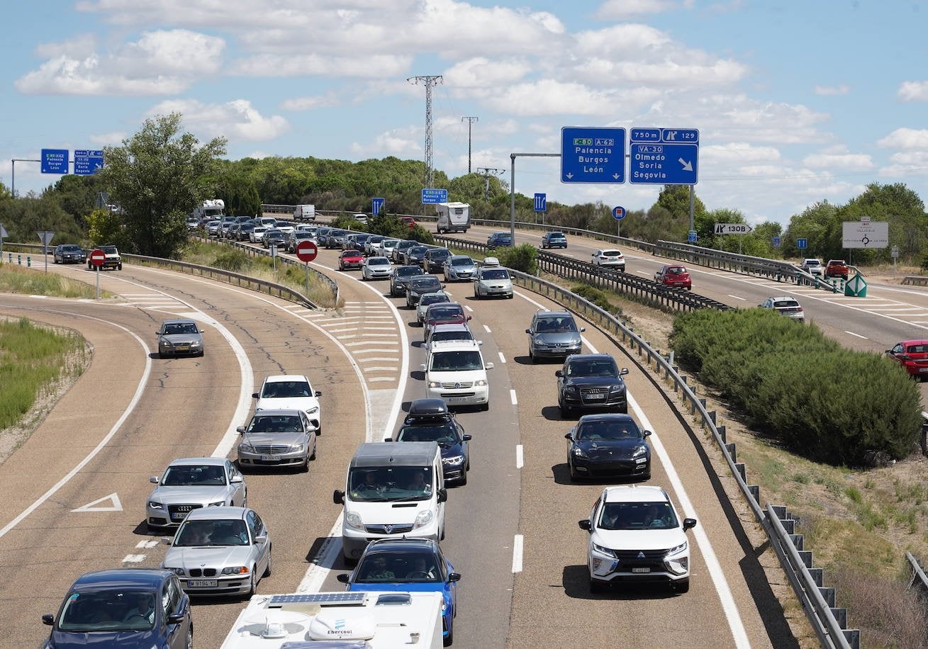 Una colisión entre tres turismos y una furgoneta deja retenciones en la A-62 en Arroyo.