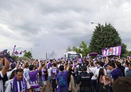 Miles de aficionados reciben al autobús del Real Valladolid en Zorrilla.