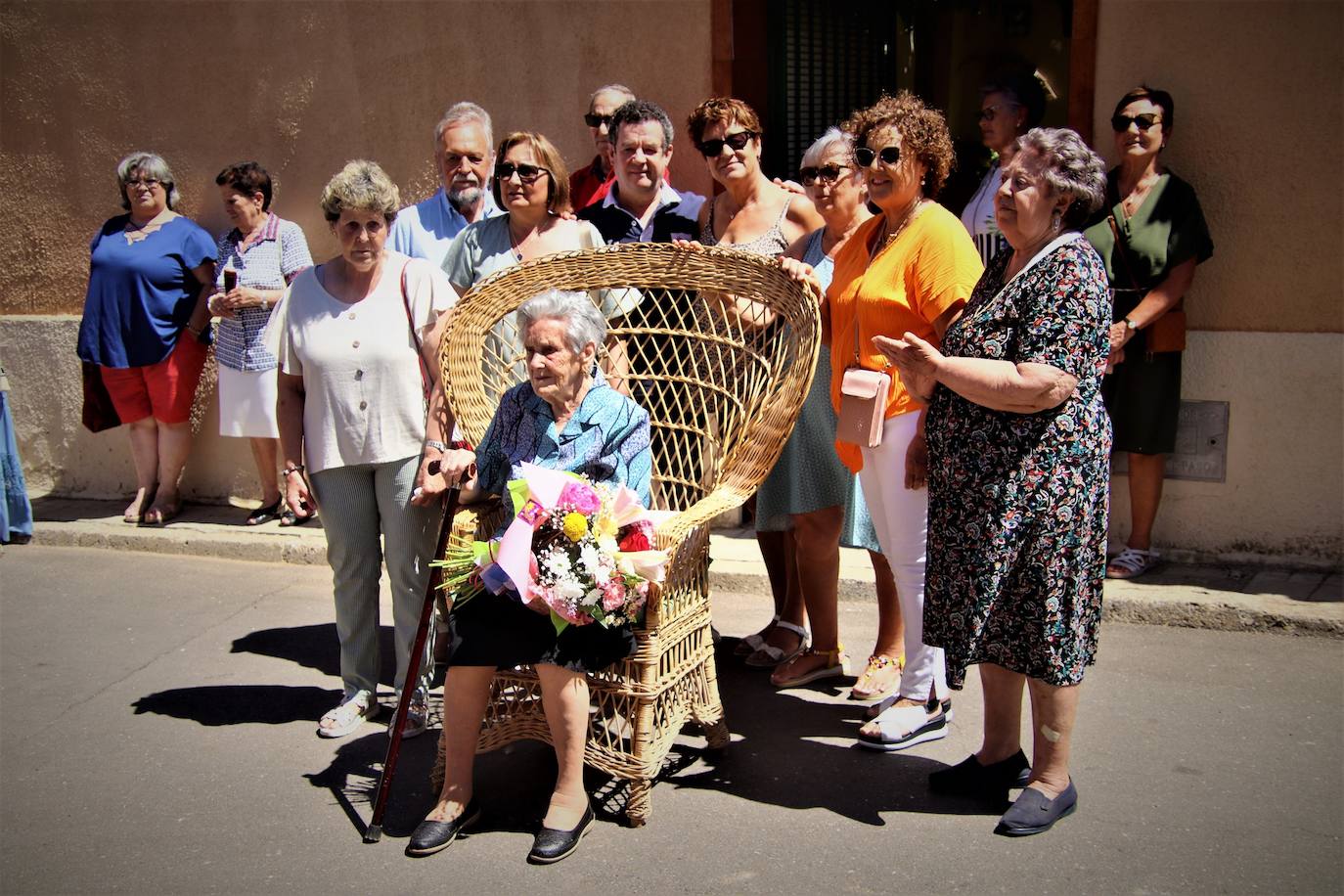 Fiesta sorpresa en Villafrechós para celebrar los 100 años de Eladia Ares