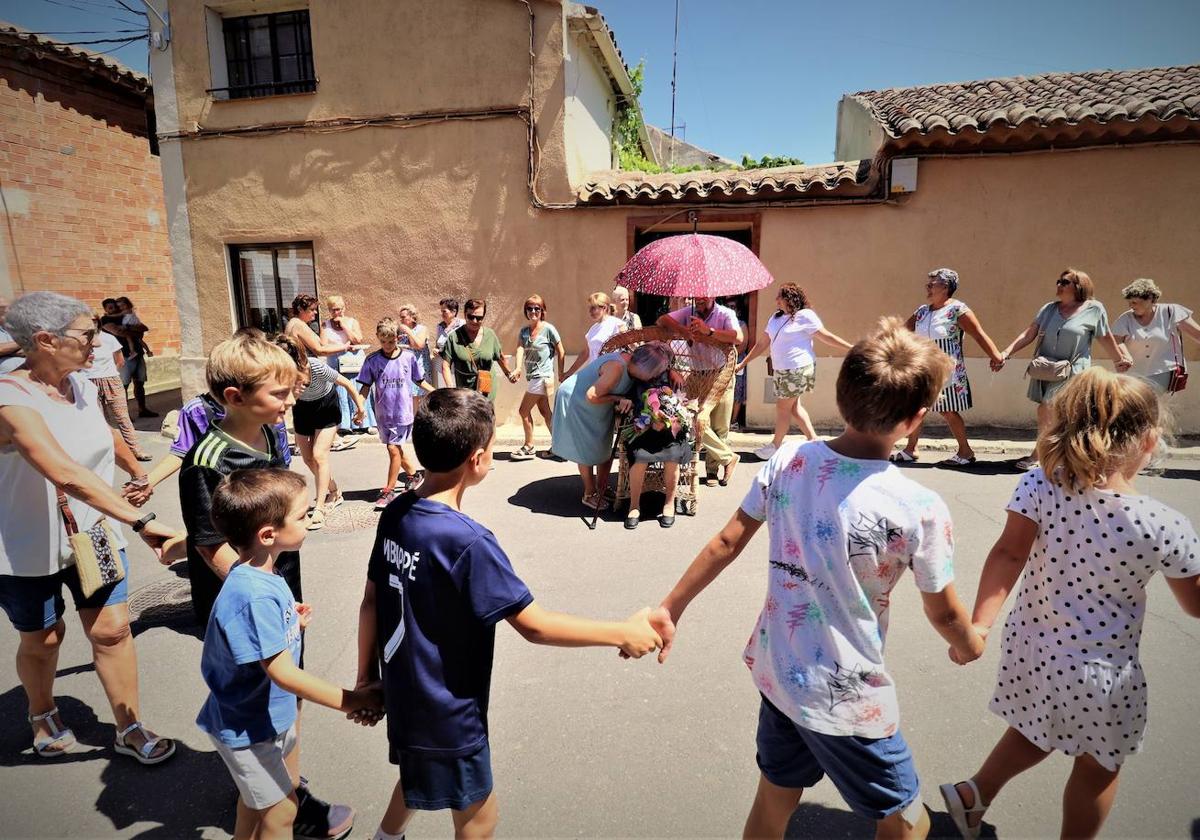 Fiesta sorpresa en Villafrechós para celebrar los 100 años de Eladia Ares