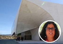 En el círculo, la portavoz del PP municipal, Rosalía Serrano, sobre una imagen del CIDE construido en el CAT.