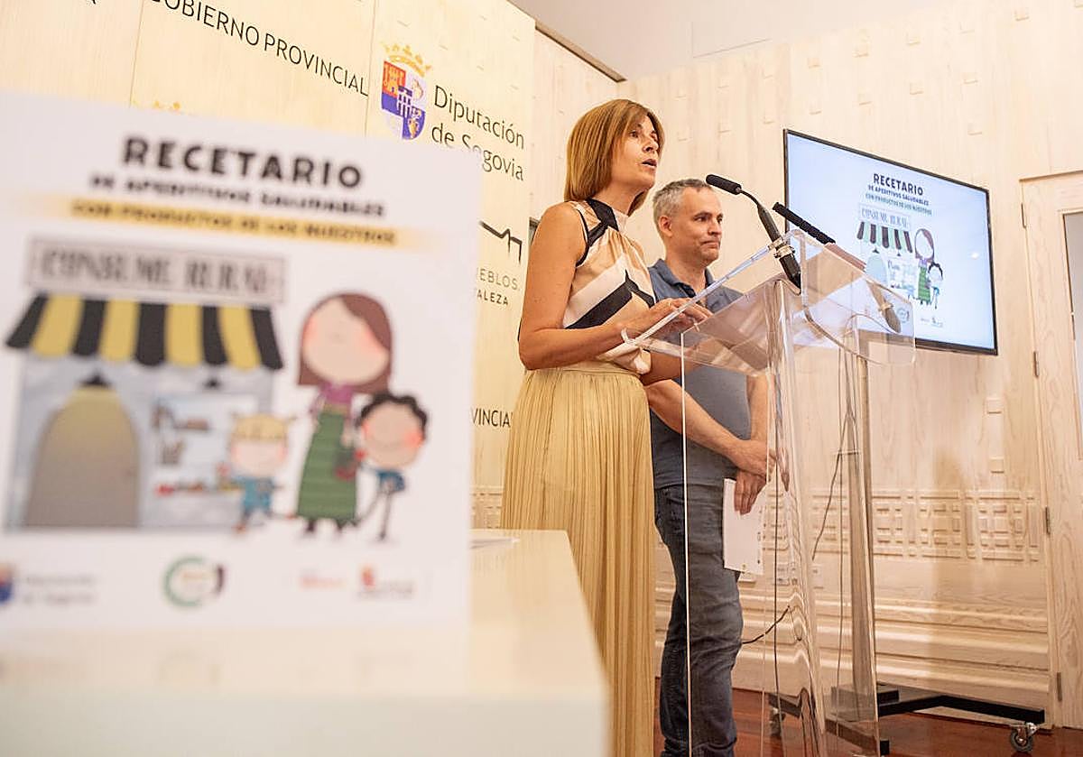 Magdalena Rodríguez presenta el recetario para niños en la Diputación de Segovia.