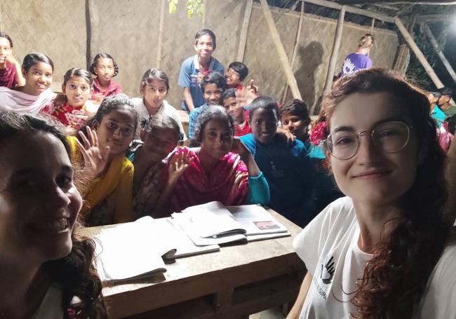 Silvia en Sunderbans, en la escuela con los niños.