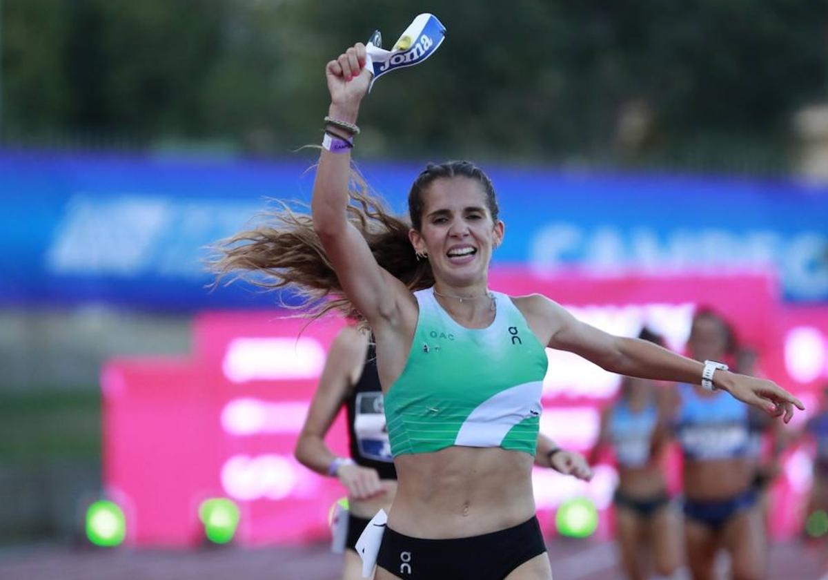 Marta García se arranca el dorsal tras cruzar la primera la línea de meta y revalidar el título de campeona de España de 5.000.