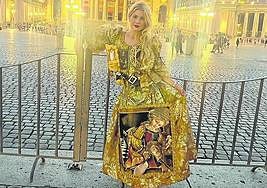 Rosana Largo posa en Roma con un traje policromado al óleo.