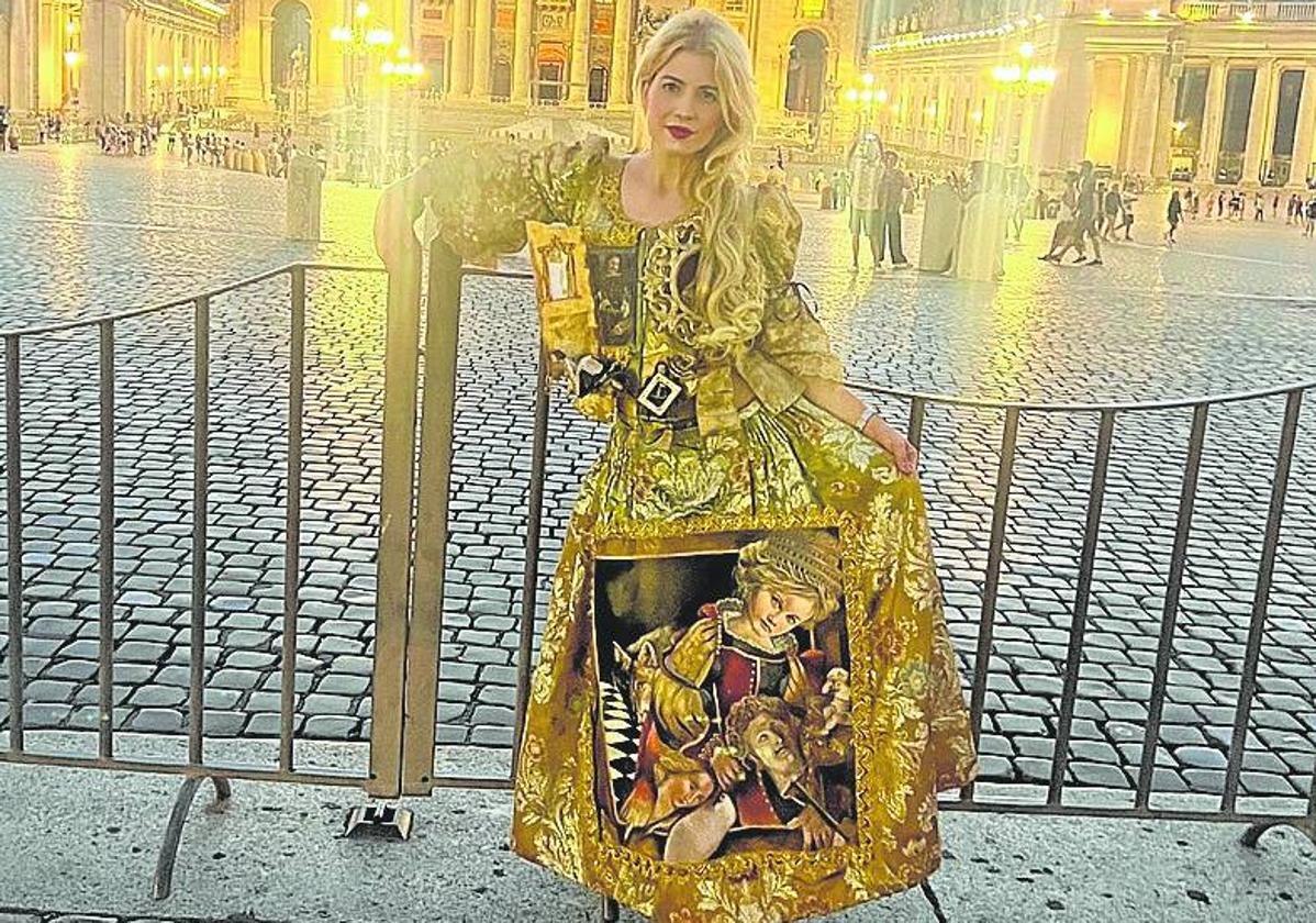 Rosana Largo posa en Roma con un traje policromado al óleo.