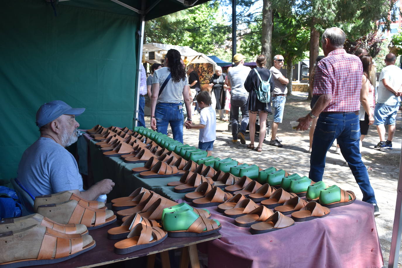 Éxito de la Feria de Artesanía y Productos de la Montaña Palentina en Cervera