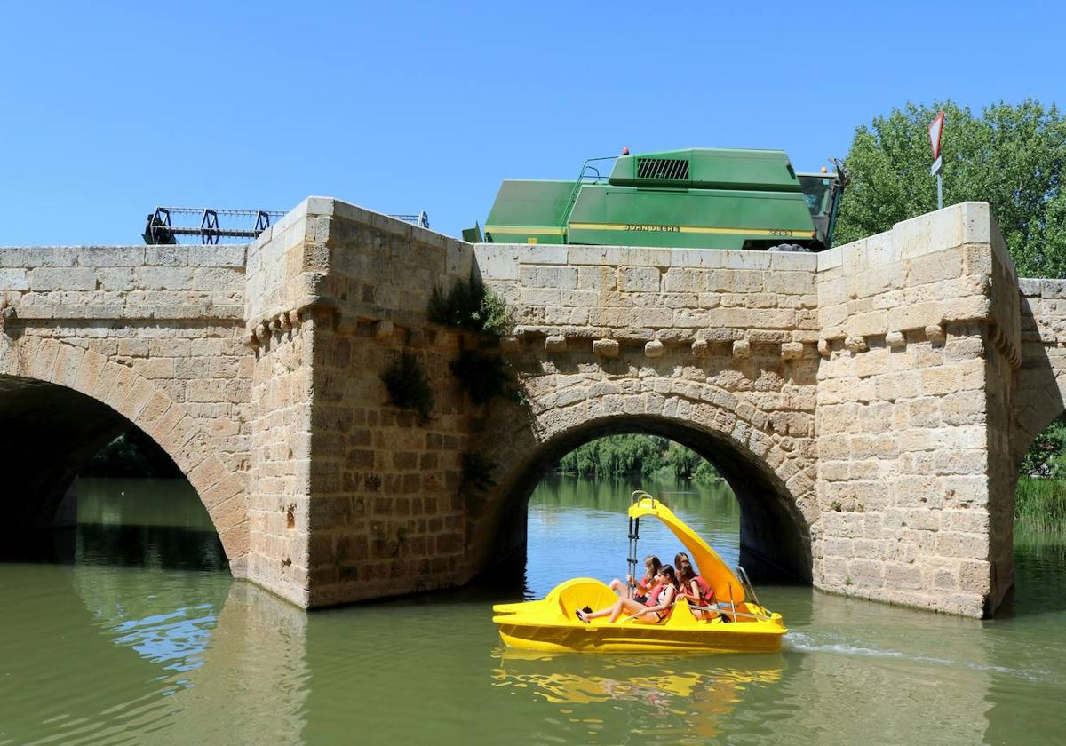 Una embarcación, junto al puente de Torquemada, en el estreno de la iniciativa hace dos años.