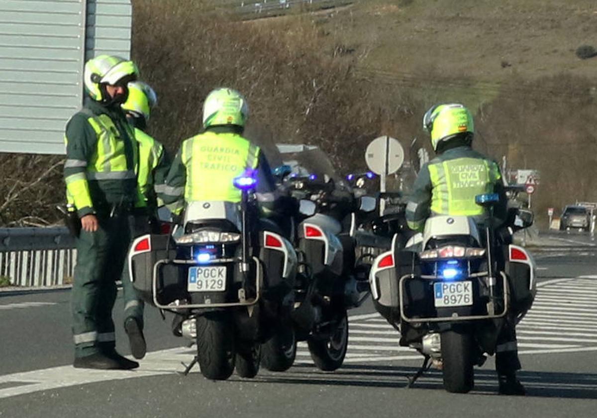 Guardia Civil de Tráfico, en un anterior accidente ocurrido en un tramo de la N-110 por la provincia de Segovia.