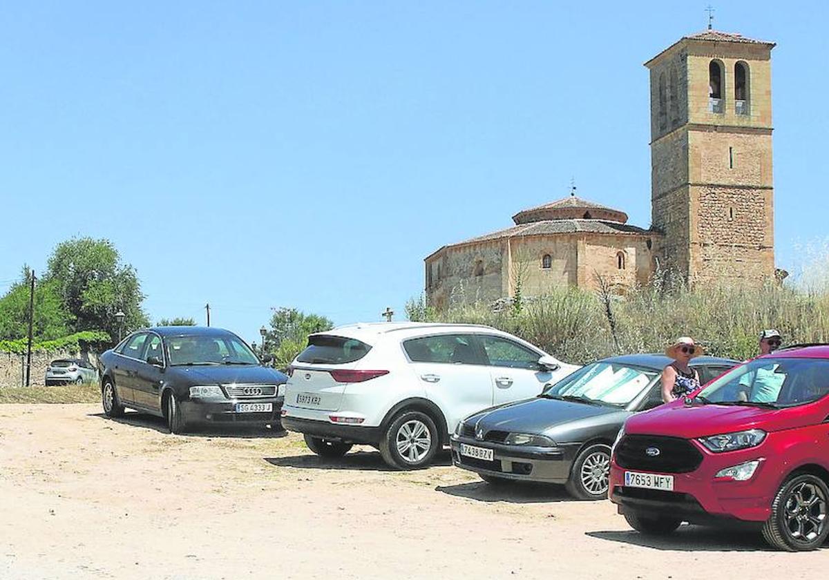 Terreno anexo al restaurante San Marcos, con la Vera Cruz al fondo donde han vuelto a aparcar vehículos al retirarse las piedras.