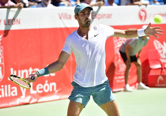 Antoine Escoffier golpea una bola en el partido de este domingo en El Espinar