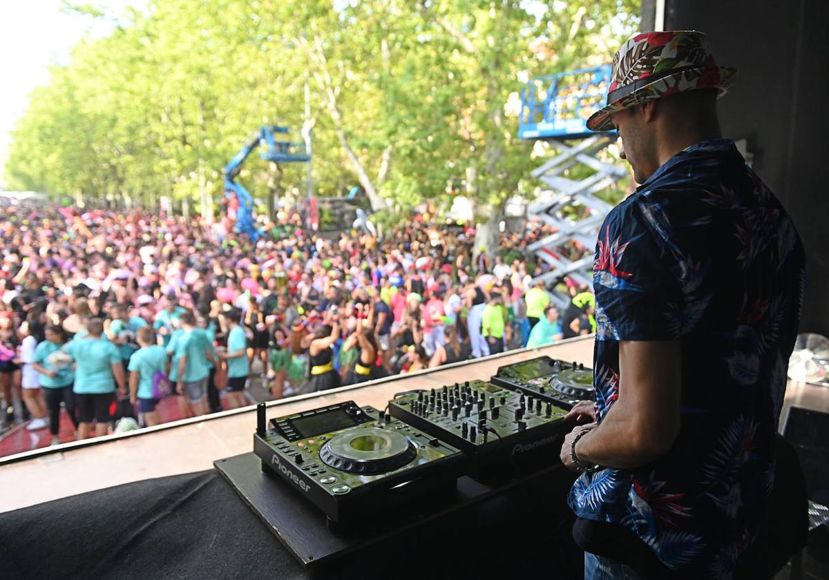 Sesión de dj en la Acera de Recoletos, durante el desfile de peñas del año pasado.