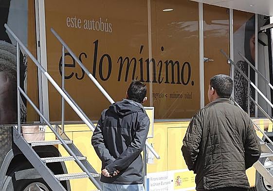 Autobús informativo sobre la prestación del ingreso minimo vital.