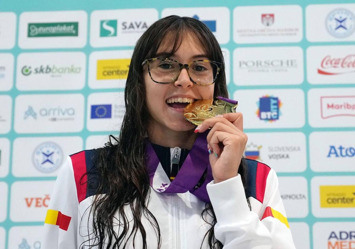 Nayara Pineda posa con su medalla de oro.