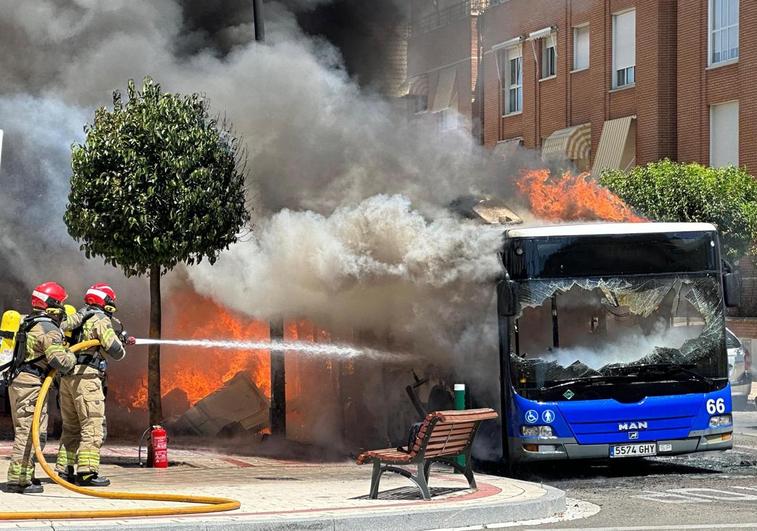 Los Bomberos durante las labores de extinción del autobús calcinado en la calle Pío Baroja.