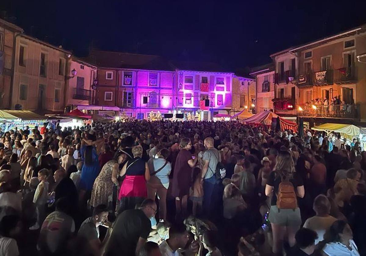 Multitud de visitantes en la feria medieval de Ayllón este sábado.