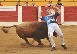 El segoviano Javier Manso 'Balotelli' hace un quiebro al toro, este domingo en Íscar.