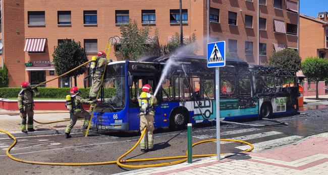 Los bomberos terminan de extinguir las llamas.