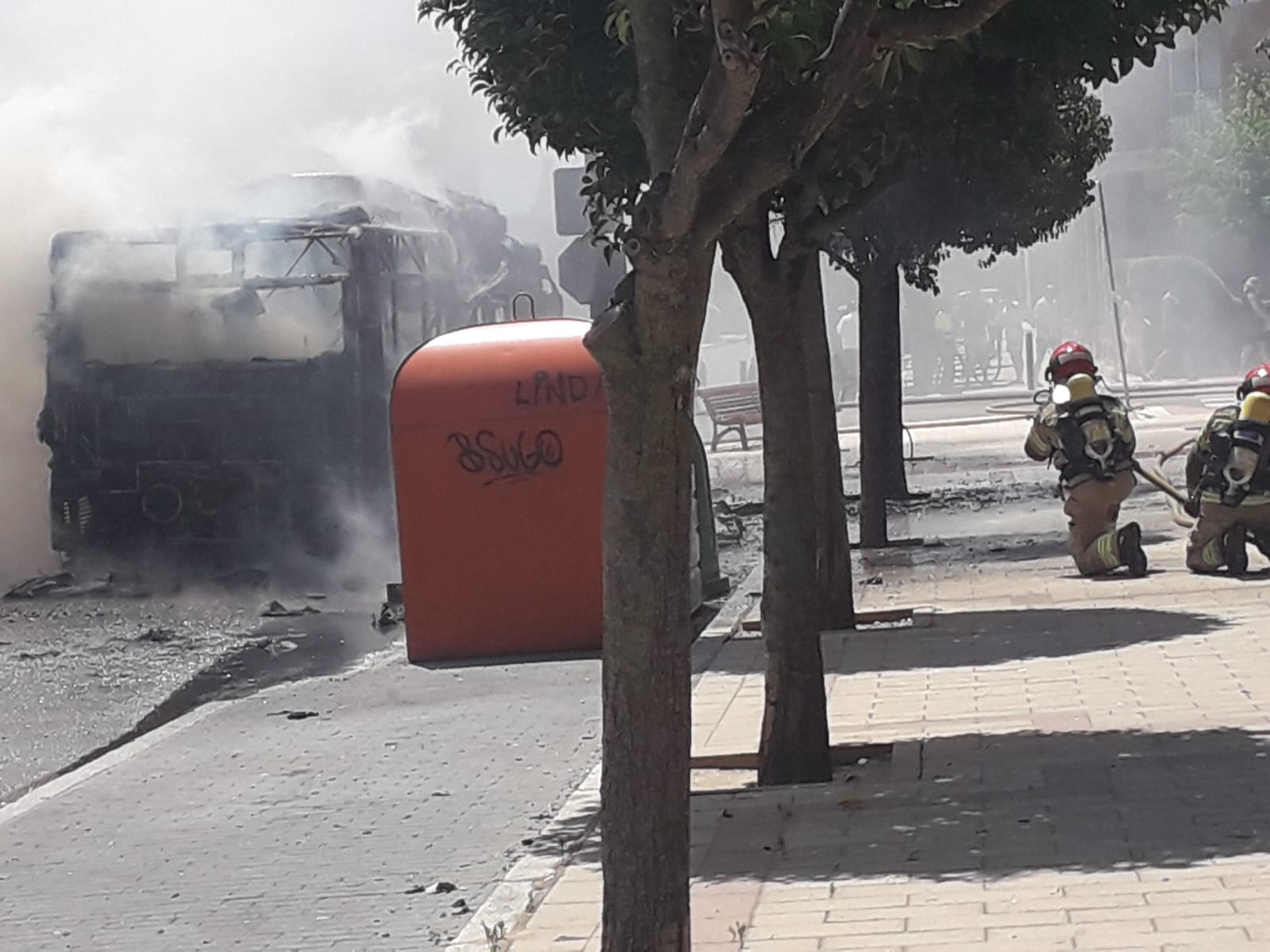 En imágenes el incendio de un bus urbano de Valladolid