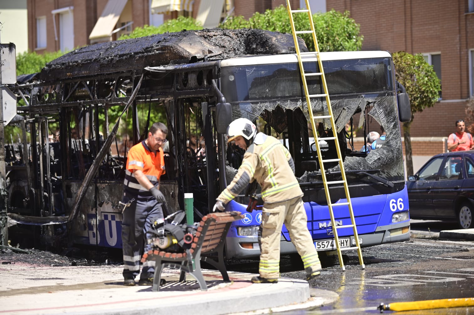 En imágenes el incendio de un bus urbano de Valladolid