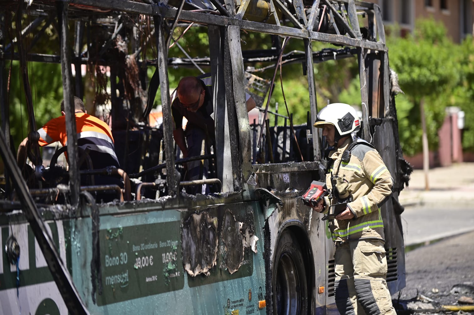 En imágenes el incendio de un bus urbano de Valladolid