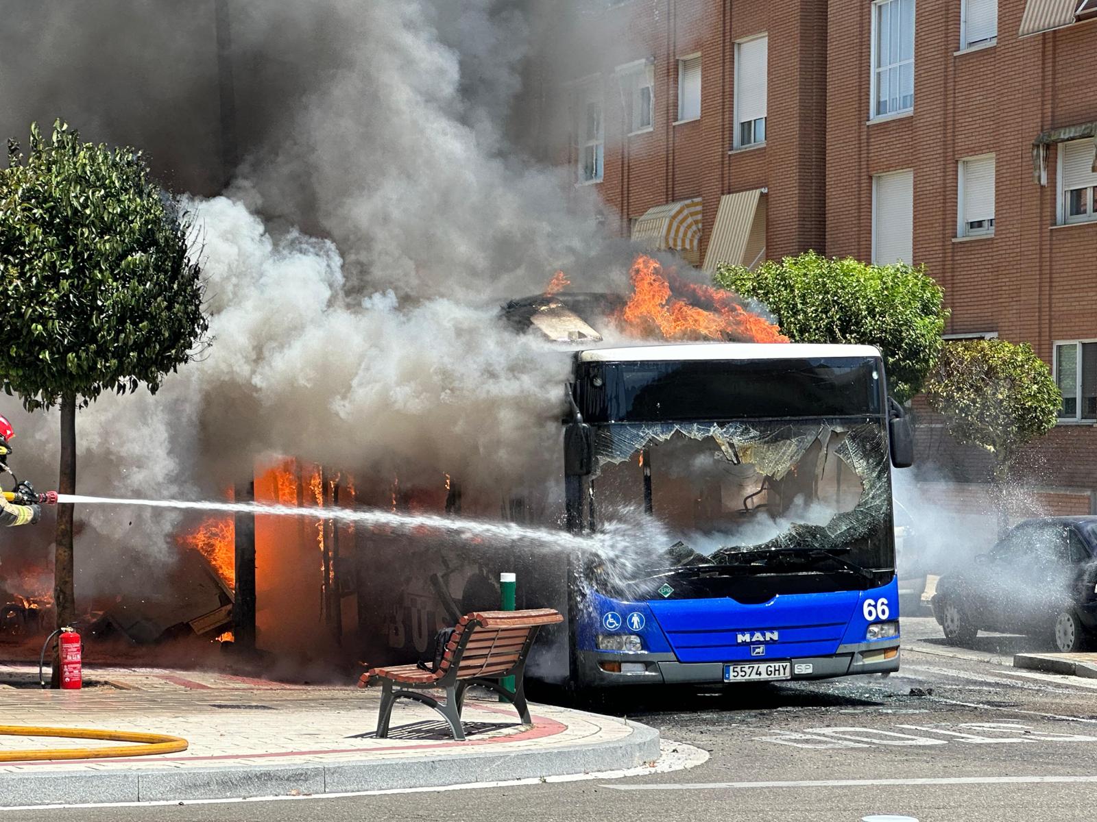 En imágenes el incendio de un bus urbano de Valladolid