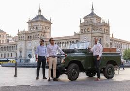 Los tres abogados de Atrio Legal, con el Land Rover en la Acera Recoletos.