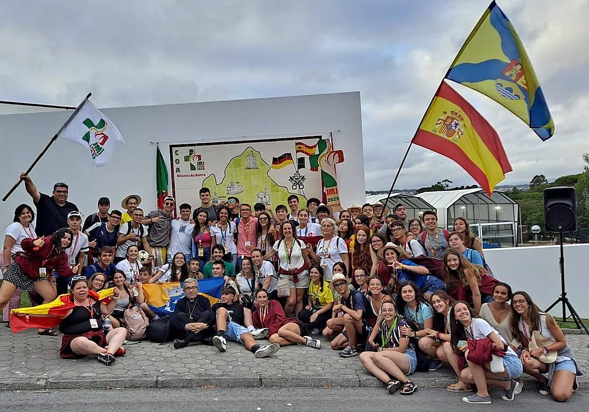 Delegación de vallisoletanos en Lisboa, junto al arzobispo de Valladolid, Luis Argüello.